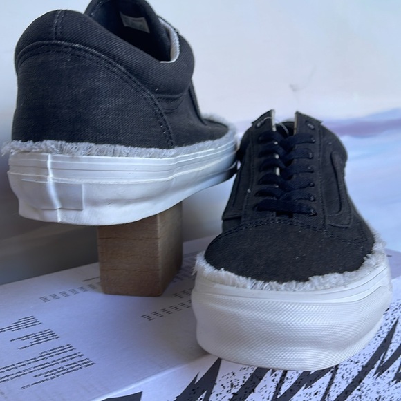 Vans Men’s 0g Old Skool Low
Raw Edge Black
VN0A5FBEBLK
Sneakers - Picture 9 of 16